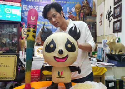 北京著名发雕艺术家黄鑫，携大熊猫“蓉宝”向